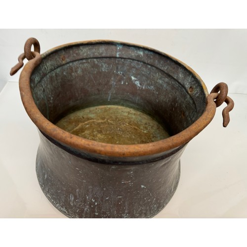 269 - Kitchenalia, copper planter, a very large copper pan 34 cm in diameter 28 cm high.

This lot is avai... 