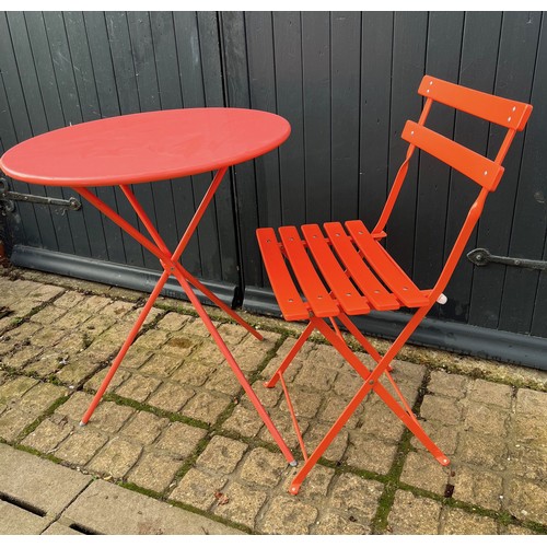 271 - Garden furniture, patio table and single chair all folds for easy storage.

This lot is available fo... 