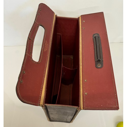 275 - Vintage luggage, A pilots Jeppsen branded flight case.

This lot is available for in-house shipping