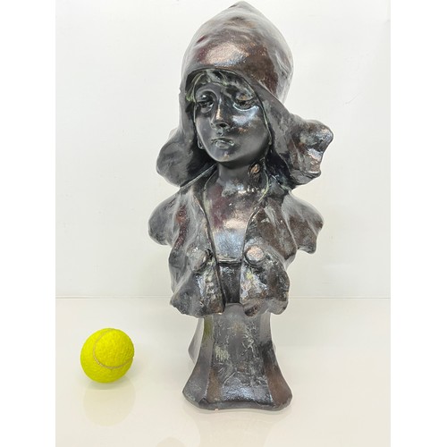 279 - Decorative Art Nouveau bust of a female, marked to the rear.

This lot is available for in-house shi... 