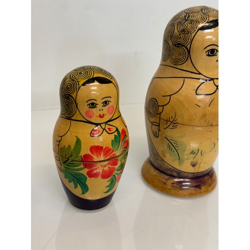 80 - Russian dolls, a graduated set of four dolls.

This lot is available for in-house shipping