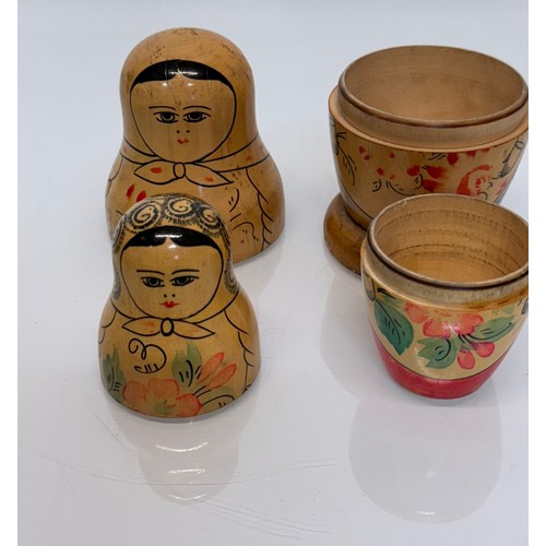 81 - Russian dolls, a graduated set of two dolls.

This lot is available for in-house shipping