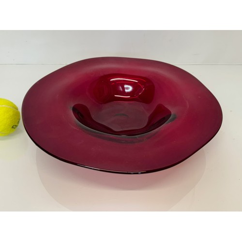 88 - A large dark red coloured art glass bowl 34 cm in diameter.

This lot is available for in-house ship... 