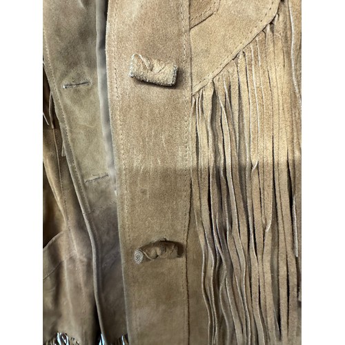 386 - Vintage Fashion, fringed suede leather jacket made in USA.

This lot is available for in-house shipp... 