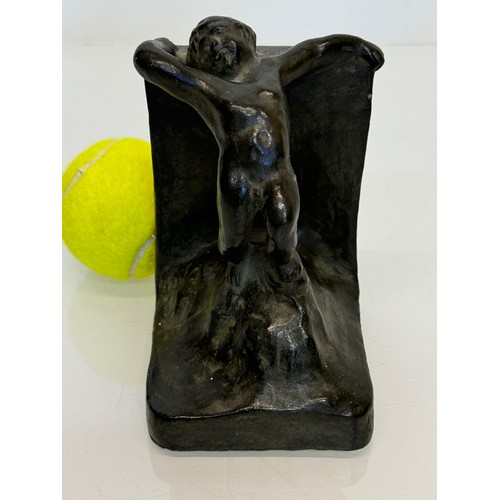 399 - Book end decorated with a sculpted figure. 15 cm high.

This lot is available for in-house shipping