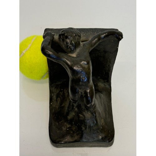 399 - Book end decorated with a sculpted figure. 15 cm high.

This lot is available for in-house shipping