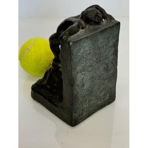 399 - Book end decorated with a sculpted figure. 15 cm high.

This lot is available for in-house shipping