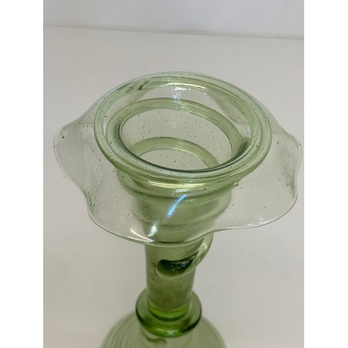 400 - Single glass apern with spiral decoration, 18 cm tall.

This lot is available for in-house shipping