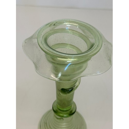 400 - Single glass apern with spiral decoration, 18 cm tall.

This lot is available for in-house shipping