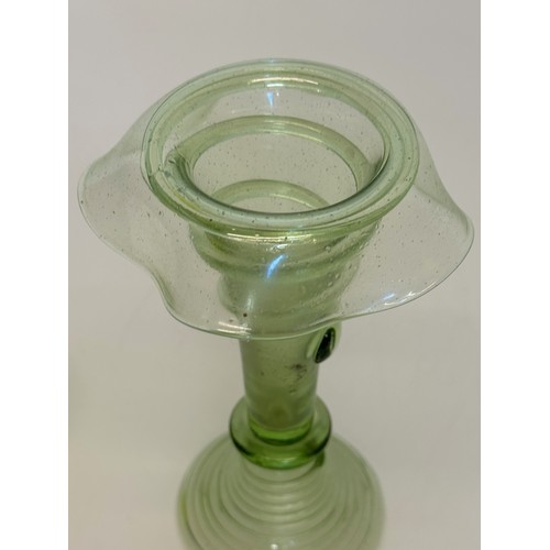 400 - Single glass apern with spiral decoration, 18 cm tall.

This lot is available for in-house shipping