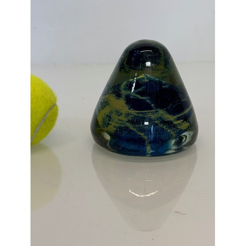 401 - Large Mdina glass paper weight, 10 cm diameter and 9 cm tall.

Madina glass paper weight.