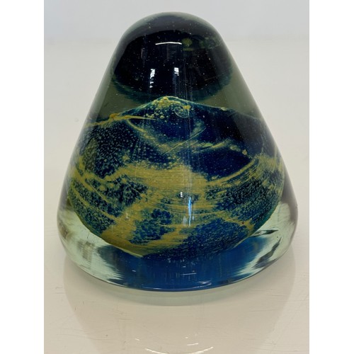 401 - Large Mdina glass paper weight, 10 cm diameter and 9 cm tall.

Madina glass paper weight.