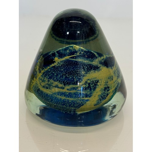 401 - Large Mdina glass paper weight, 10 cm diameter and 9 cm tall.

Madina glass paper weight.