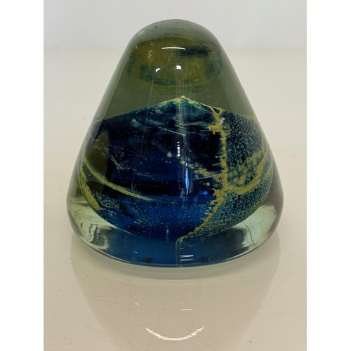 401 - Large Mdina glass paper weight, 10 cm diameter and 9 cm tall.

Madina glass paper weight.