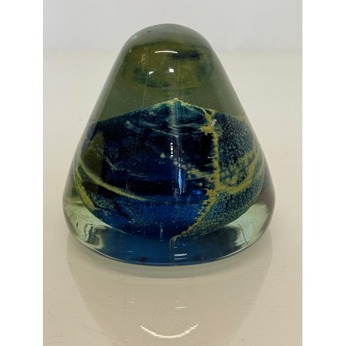 401 - Large Mdina glass paper weight, 10 cm diameter and 9 cm tall.

Madina glass paper weight.