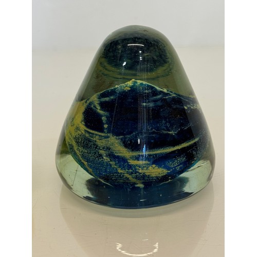 401 - Large Mdina glass paper weight, 10 cm diameter and 9 cm tall.

Madina glass paper weight.