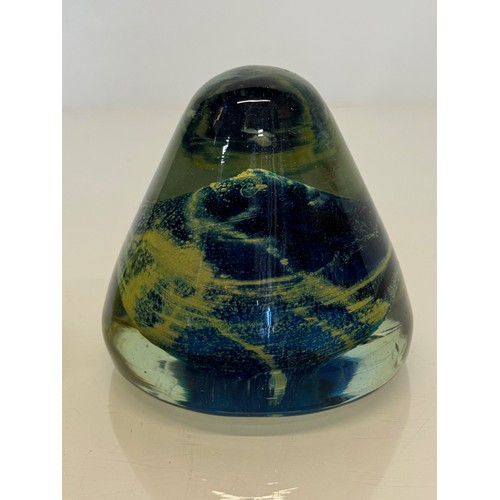 401 - Large Mdina glass paper weight, 10 cm diameter and 9 cm tall.

Madina glass paper weight.