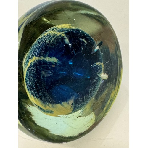 401 - Large Mdina glass paper weight, 10 cm diameter and 9 cm tall.

Madina glass paper weight.