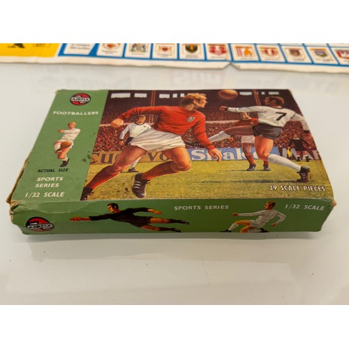 95 - An Airfix kit of football figures together with Football and Olympics ephemera.

This lot is availab... 