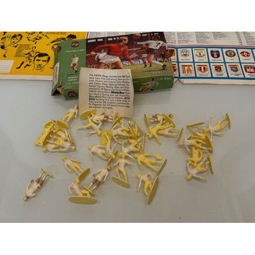 95 - An Airfix kit of football figures together with Football and Olympics ephemera.

This lot is availab... 