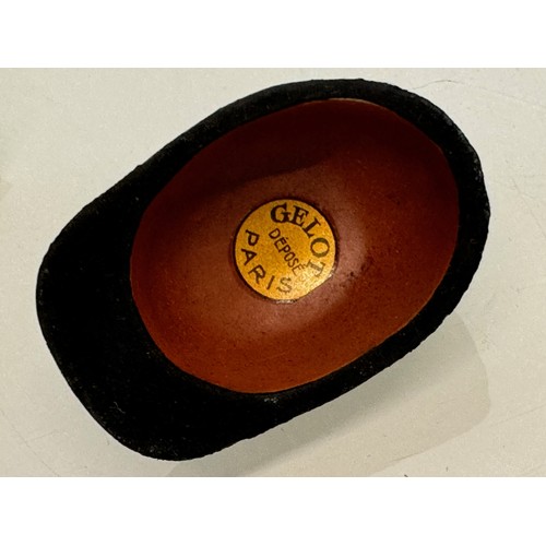 26 - A miniature Gelot of Paris branded riding hat 7 cm long in a hat box.

This lot is available for in-... 