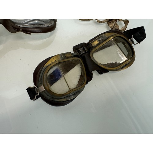 33 - Militaria, RAF, WWII, three pairs of military flying goggles and a pair of leather gauntlets.

This ... 