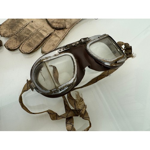 33 - Militaria, RAF, WWII, three pairs of military flying goggles and a pair of leather gauntlets.

This ... 