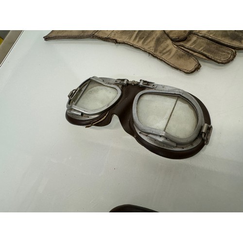 33 - Militaria, RAF, WWII, three pairs of military flying goggles and a pair of leather gauntlets.

This ... 