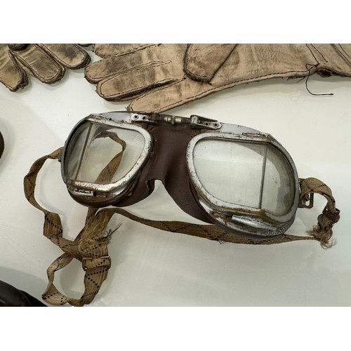 33 - Militaria, RAF, WWII, three pairs of military flying goggles and a pair of leather gauntlets.

This ... 