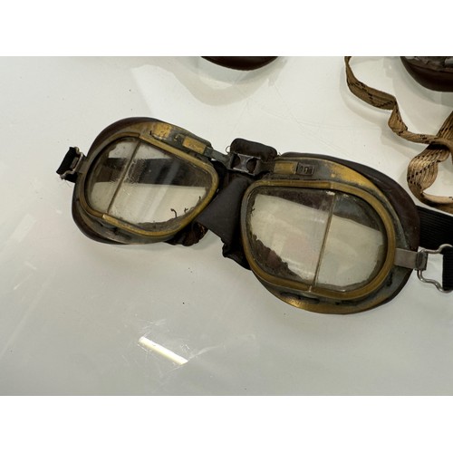 33 - Militaria, RAF, WWII, three pairs of military flying goggles and a pair of leather gauntlets.

This ... 