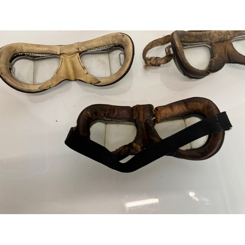 33 - Militaria, RAF, WWII, three pairs of military flying goggles and a pair of leather gauntlets.

This ... 