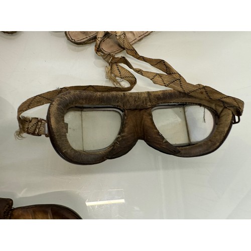 33 - Militaria, RAF, WWII, three pairs of military flying goggles and a pair of leather gauntlets.

This ... 