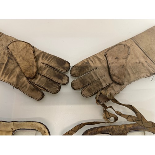 33 - Militaria, RAF, WWII, three pairs of military flying goggles and a pair of leather gauntlets.

This ... 