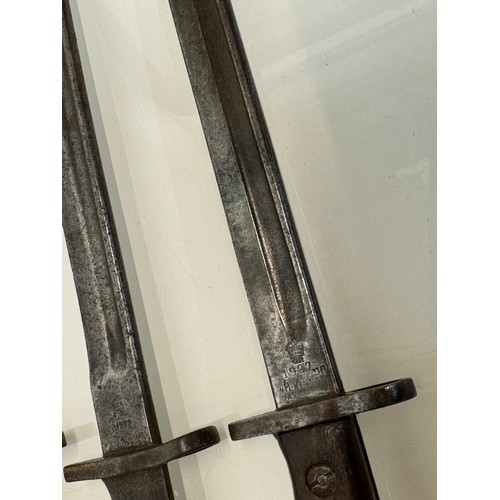 35 - Militaria, US Remington bayonet from WWI with scabbard a Wilkinson British bayonet and another.

Thi... 