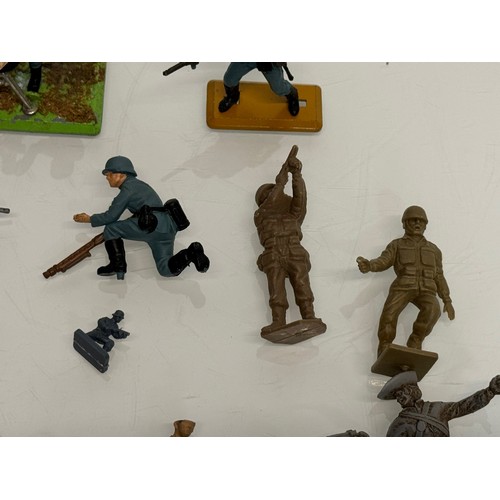 56 - Toys, Plastic and metal military figures etc, a mixed collection of military and other toy figures, ... 