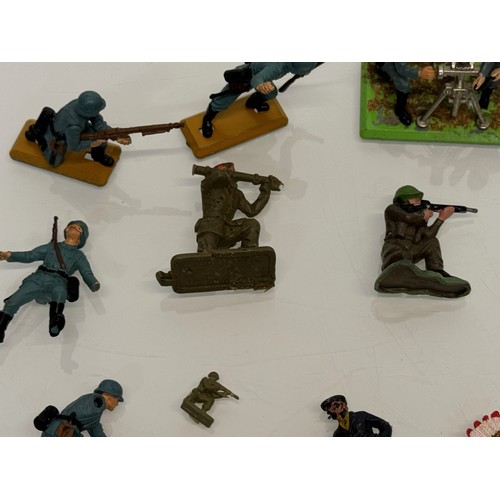 56 - Toys, Plastic and metal military figures etc, a mixed collection of military and other toy figures, ... 