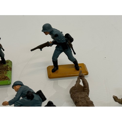 56 - Toys, Plastic and metal military figures etc, a mixed collection of military and other toy figures, ... 