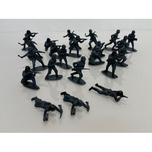 63 - Toys, Military , German Army, Soldiers, Matchbox, a collection of WWII infantry figures.

This lot i... 