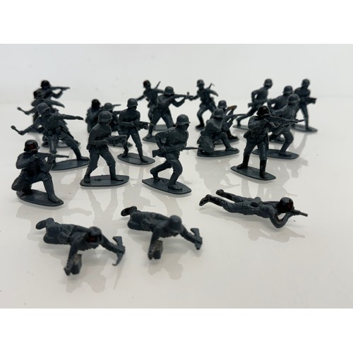 63 - Toys, Military , German Army, Soldiers, Matchbox, a collection of WWII infantry figures.

This lot i... 