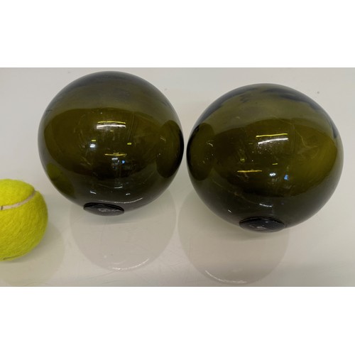 122 - Green glass hand blown fishing net floats 14 cm in diameter.

This lot is available for in-house shi... 