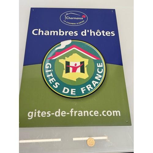 391 - French sign for Chambres d’hotes and Gites de France accommodation, 52 cm x 39 cm.

This lot is avai... 