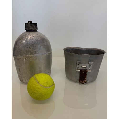 257 - Militaria, Field equipment, US Army WWII water canteen, dated 1943, militaria field equipment.

This... 