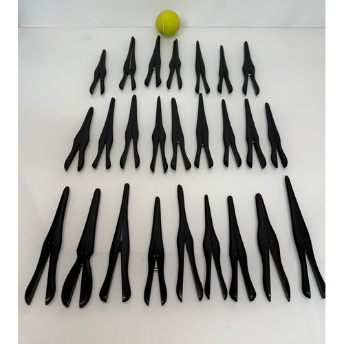 401 - Collection of ebony glove stretchers. 18 – 22 cm long.

This lot is available for in-house shipping