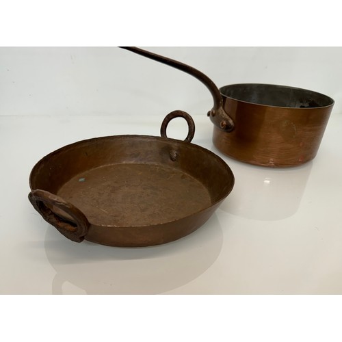 403 - Kitchenalia, two copper saucepans, 26 cm and 21 cm in diameter.

This lot is available for in-house ... 