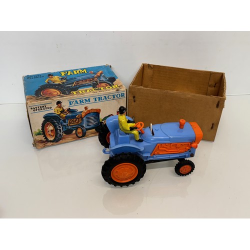 232 - American toy tractor, made by Marx and in its original box this is battery powered and 16 cm long.

... 