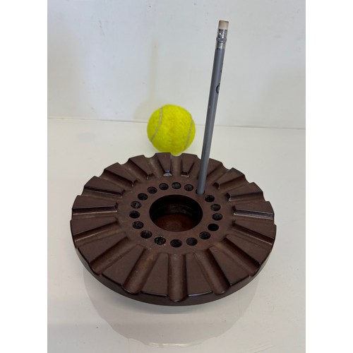 431 - Bakelite desk stand 18 cm in diameter.

This lot is available for in-house shipping