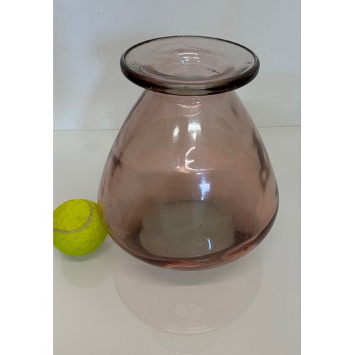 432 - Coloured glass art vase, 20 cm tall.

This lot is available for in-house shipping