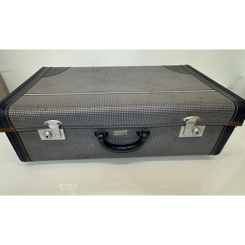 439 - Vintage luggage, a Skyline lightweight suitcase, 61 cm x 36 cm x 21 cm.

This lot is available for i... 