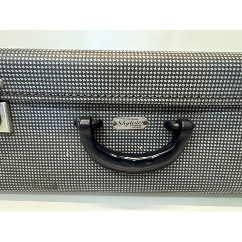 439 - Vintage luggage, a Skyline lightweight suitcase, 61 cm x 36 cm x 21 cm.

This lot is available for i... 