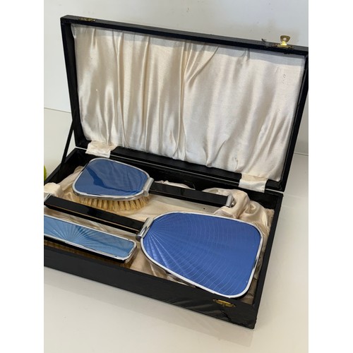 449 - Cased art deco dressing table set, 33 cm x 20 cm  x 6 cm.

This lot is available for in-house shippi... 